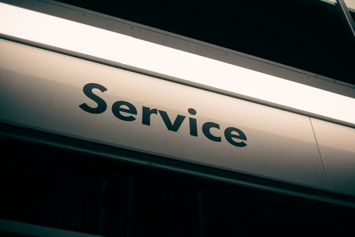 SEO dla firm usługowych — strategia pod telefony i formularze
