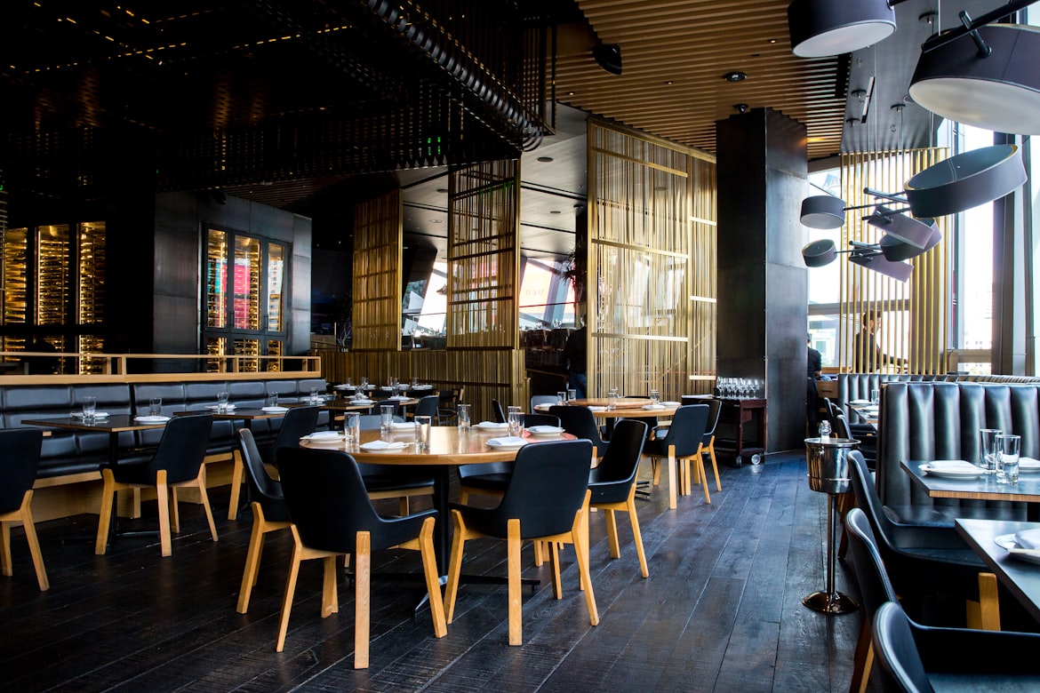 SEO dla restauracji — jak zwiększyć rezerwacje i ruch lokalny?