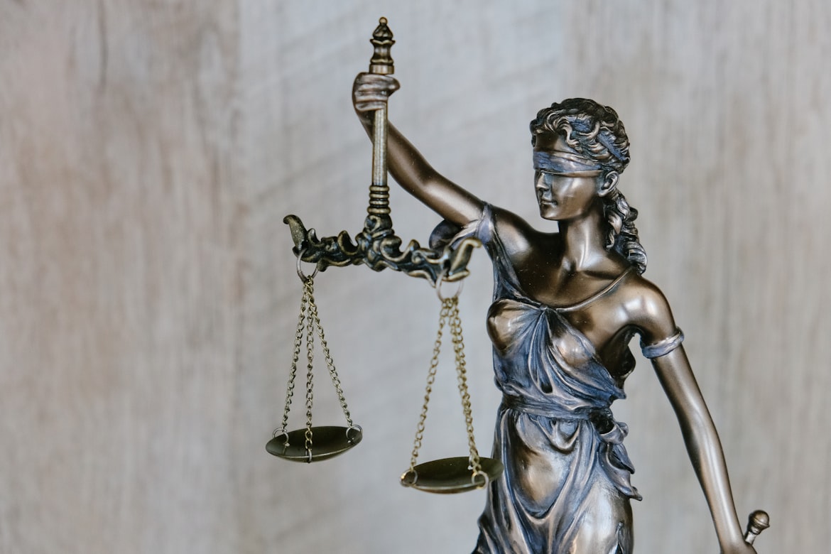SEO dla kancelarii prawnej — jak pozycjonować usługi prawne?