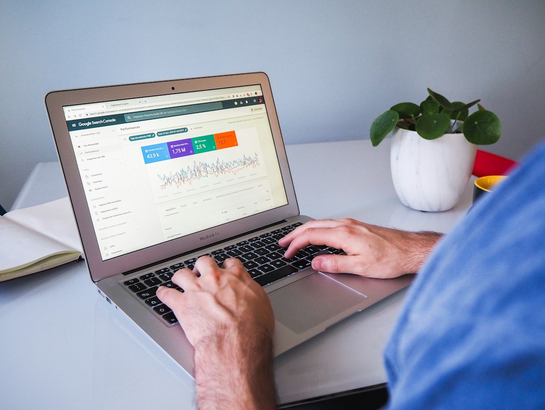 Google Search Console — jak sprawdzić, dlaczego strona traci ruch?