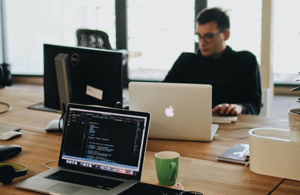Czym zajmuje się software house? Kompleksowy przewodnik dla firm i startupów