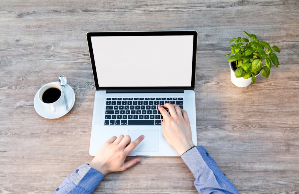 Gdzie za darmo stworzyć stronę internetową? Kompletny przewodnik i ranking 2025